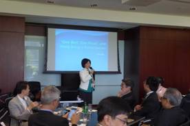Photo 1 Discussion with business professionals